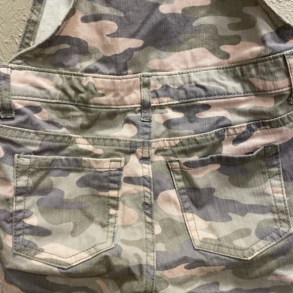Green & Pink Camo Girls Overall Shorts Size 6X/7 EUC - Picture 4 of 5